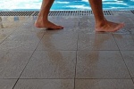 Autour d'une piscine ou sur une terrasse, le carrelage antid&eacute;rapant limite les glissades &agrave; Royan